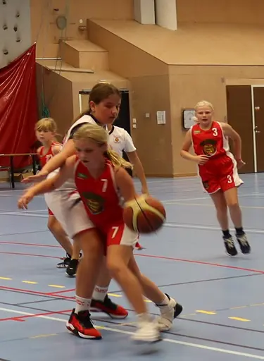 Intensivt i gamla Rotebrohallen mot Täby! (Foto: Veronica Wännman och Carina Höglund)