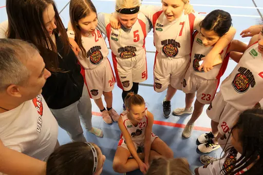 Härlig basket i Häggvikshallen och sång för Tyra