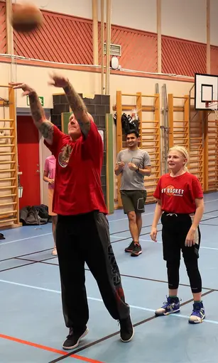 Dans, föräldramatch, fika, straffkasttävling och passningstävling