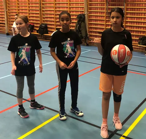 Supertjejerna is back! Uppvärmning, elvan, Laban samt fika som avslutning!