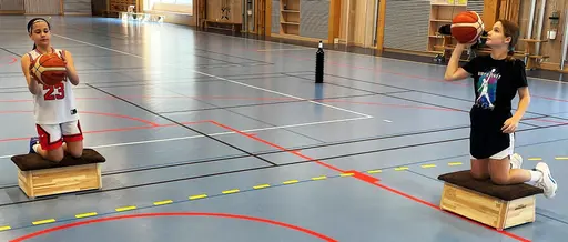 På matchfria helgdagar kör vi "Skotträning special"; mycket teknik o detaljer samt Beat-the-Pro (Se särskild tab)