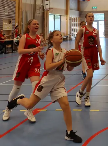 Supertjejerna in action i den avslutande träningsmatchen mot F09