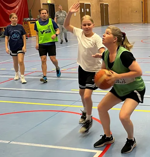 Intensivt i den traditionella matchen mot föräldrarna!