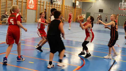 Supertjejerna levererar propagandabasket mot FUBBs P10-grabbar