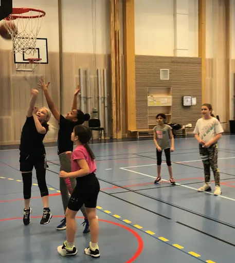 För att aktivera supertjejerna lite i påskhelgen körde vi en speciell Påsklovsträning