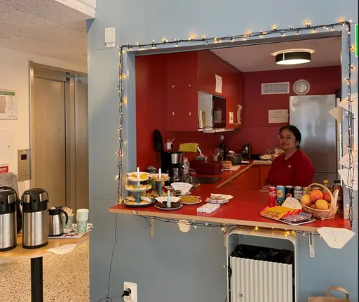 F10 står cafevärdar i Edsbergshallen i Dec 22