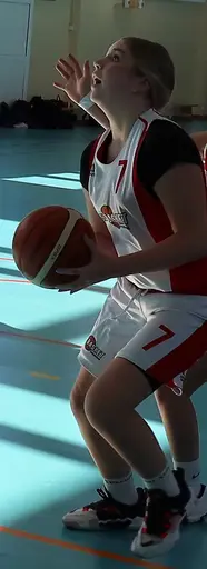 Supertjejerna bärgar ännu en vinst och tar sig till semifinal!