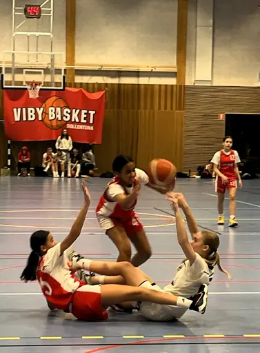 USM-omgång 3 för F09 på hemmaplan. Supertjejerna spelade fantastisk basket inför storpublik och vann mot Malbas men föll mot Högsbo o Södertälje.