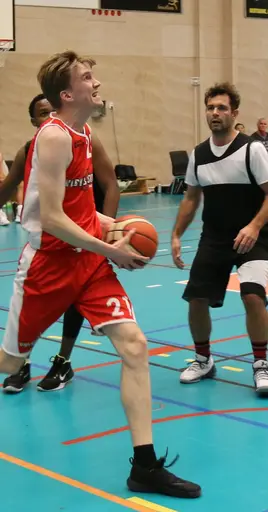 Elias gör en supersnygg move utmed baseline o skruvar i bollen mot Duga (Höst 2018, Fotograf Mats Anderson)