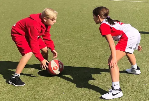 Intensivt 3 mot 3-spel på Vibyplanen, bad, fika o film!