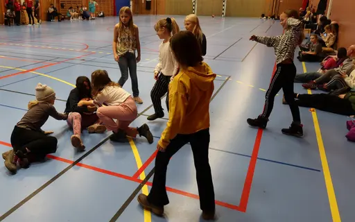 14 supertjejer kikar på "stortjejerna" FU17 som slog Fryshuset, prat med damlagstränare Janice, Pizza o filmkväll (stort TACK till Jonnas familj som var värdar)