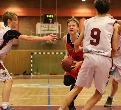 Josias tar sig förbi 3 Lidingöspelare (Fotograf Mats Anderson)