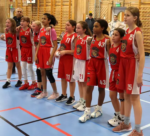 Supertjejerna stormar fram och gör mål mot Duvbo i Rissnehallen