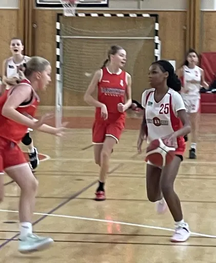 Maya, Jennifer, Selma, Arushi, Amanda, Aishani, Olivia o Maj i tuff batalj mot Danderyd