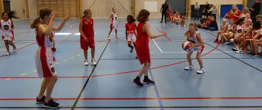 F10-tjejerna mot Duvbo (klicka för större)