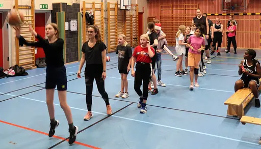 Dans, föräldramatch, fika, straffkasttävling och passningstävling