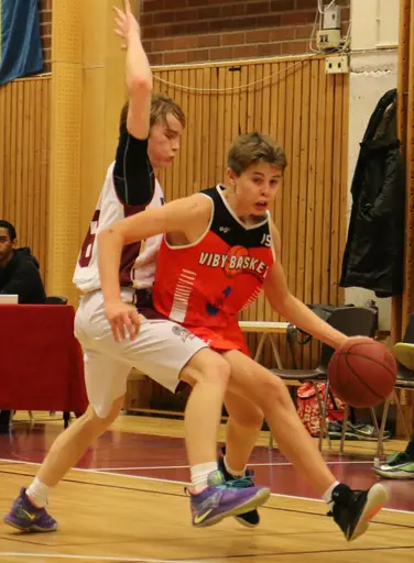 Albin tar sig förbi sin Lidingöförsvarare (Fotograf Mats Anderson)