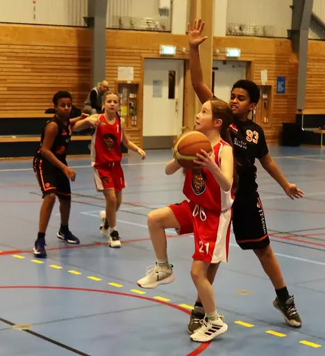 Supertjejerna mot FUBB och Alvik