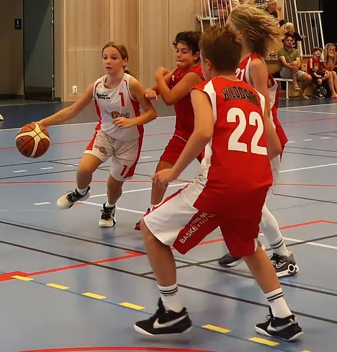 Supertjejerna besegrade Vibys P10 i första matchen för säsongen