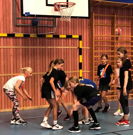 10 glada F10-supertjejer på Viby Baskets Daycamp!