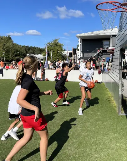 Supertjejerna spelar 3 mot 3 i sommarsolen på Vibyplanen!