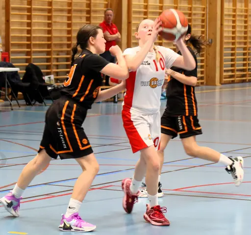 7 supertjejer i Vita laget flög ifrån FUBB till storseger i 1/16-delsfinalen i Lions