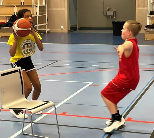 Sportlovsträningar tillsammans med P10: stress, fight, dunkträning, frisbee, baseball och mycket annat under en rolig vecka