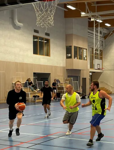 Premiär i Edsbergshallen för vårt Herr2-lag: Albin, Calle D, Elliot, Gabriel, Lukas, Magnus, Nicklas, Oskar o Samuel