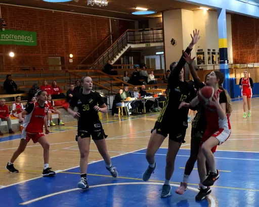 Röda laget besegrar AIK på bortaplan i F09 Nivå 1!