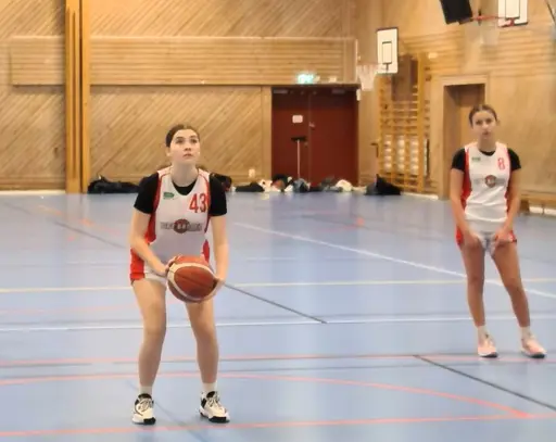 Röda laget efter segern mot Frysen U15 Nivå 1 och Vita in action mot Duvbo i U15 Nivå 2