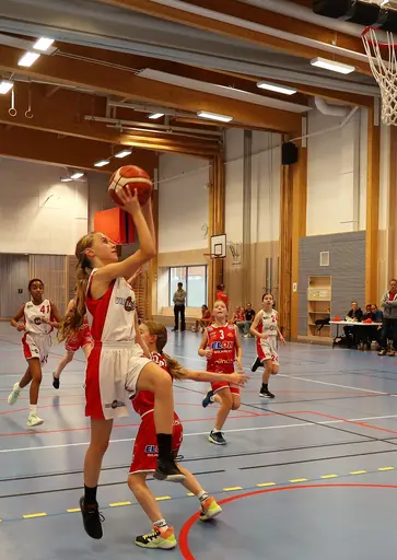 Supertjejerna kämpar bra mot Uppsala