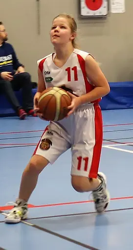 Härlig basket i Häggvikshallen och sång för Tyra