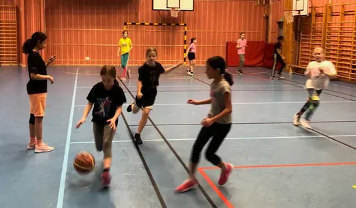 Supertjejerna is back! Uppvärmning, elvan, Laban samt fika som avslutning!