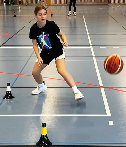 På matchfria helgdagar kör vi "Skotträning special"; mycket teknik o detaljer samt Beat-the-Pro (Se särskild tab)