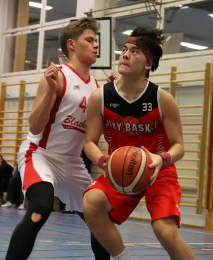 Jacob "trycker" sig förbi Blacke (Fotograf Mats Andersson)