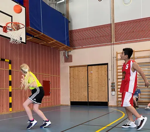 8-10 glada F10-tjejer med ett gäng P10 tränade dagligen under  påsklovet. Fikaavslutning!