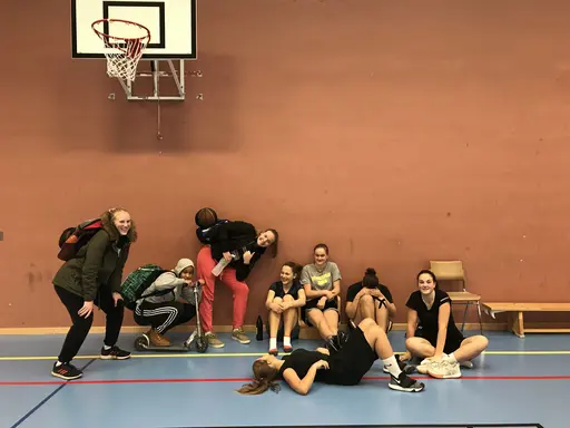 1/11-2018: Under veckan har ett glatt gäng hängt i hallen och taggat upp inför Telge. Morgonträningar med Marco och Elliot samt kvällsträningar som vanligt, ett riktigt härligt lov med massa basket!
