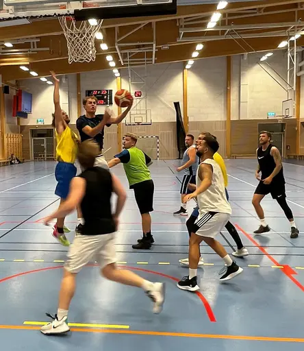 Premiär i Edsbergshallen för vårt Herr2-lag: Albin, Calle D, Elliot, Gabriel, Lukas, Magnus, Nicklas, Oskar o Samuel
