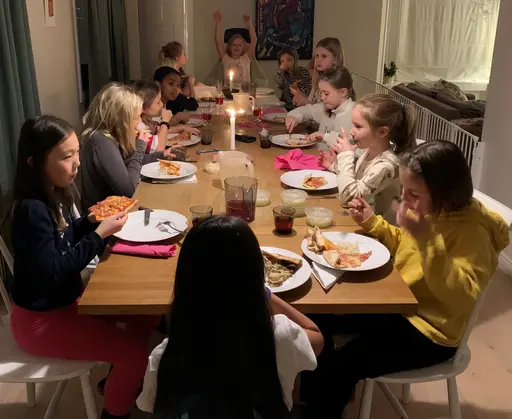 14 supertjejer kikar på "stortjejerna" FU17 som slog Fryshuset, prat med damlagstränare Janice, Pizza o filmkväll (stort TACK till Jonnas familj som var värdar)