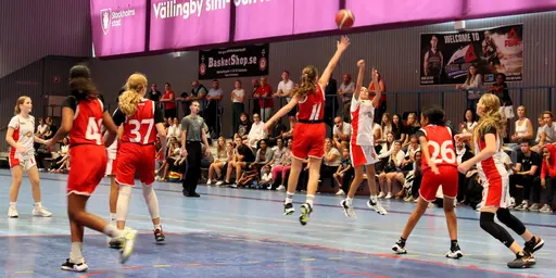 Röda laget - Silvertjejerna - in action i Vällingbyhallen mot Alvik och Duvbo