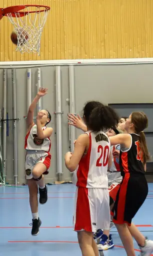 Härlig basket i Häggvikshallen och sång för Tyra