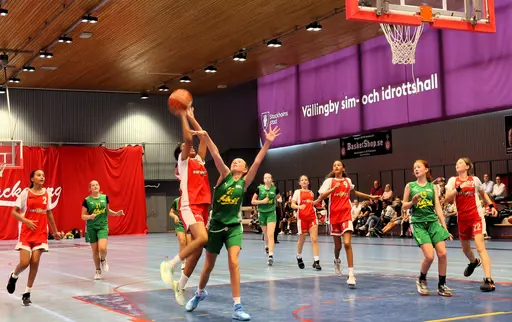Röda laget - Silvertjejerna - in action i Vällingbyhallen mot Alvik och Duvbo