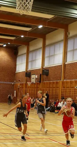 Supertjejerna var indelade i 2 jämna lag som båda tog A-Brons!