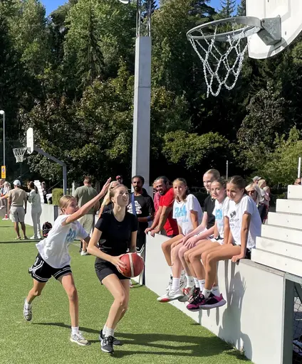 Supertjejerna spelar 3 mot 3 i sommarsolen på Vibyplanen!