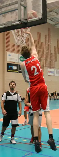 Elias gör en supersnygg move utmed baseline o skruvar i bollen mot Duga (Höst 2018, Fotograf Mats Anderson)