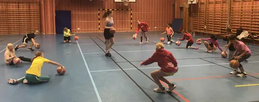 Supertjejerna är så glada för sin nya ungdomscoach: Nellie!