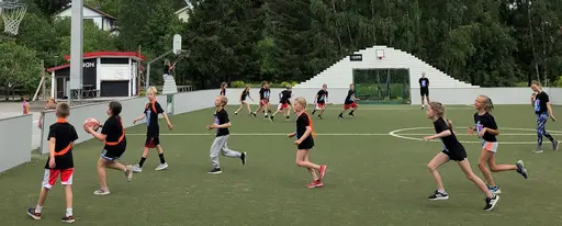 10 glada F10-supertjejer på Viby Baskets Daycamp!