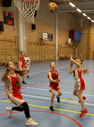 Tanken var att vi skulle spela 2 matcher mot F09 men tyvärr kom deras spelare bara till 1