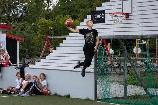 Massor med basket o aktiviteter (Fotograf: Anders Tillgren)