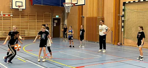 Supertjejerna fick celebert besök i form av gästtränare Charlie - bara nya roliga övningar - mycket uppskattat!